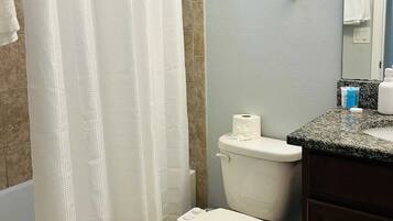 Sèche-cheveux, bidet, serviettes fournies, savon