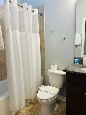 Assecador de cabells, bidet, tovalloles i sabó 
