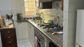 Chambre quadruple Deluxe | Cuisine privée | Réfrigérateur grande capacité avec congélateur, four à micro-ondes
