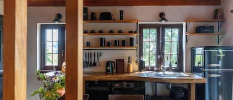 Frigorífico, horno, placa de cocina y lavavajillas
