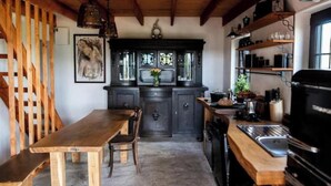 Wasserkocher mit Kaffee-/Teezubehör, Kühlschrank, Ofen, Herdplatte