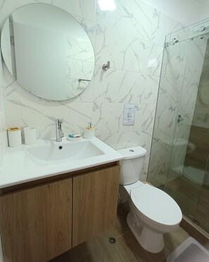 Handtücher, Seife, Shampoo, Toilettenpapier