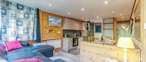 Deluxe Apartment, Balcony, Mountain View | Interior