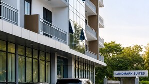 Un edificio moderno con un cartello che riporta 'Landmark Suites'.