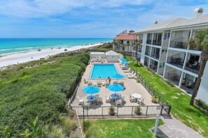 Ein Resort mit Pool, Außenbereich und Blick auf den Strand.