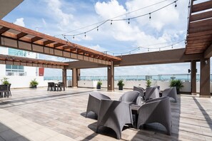 Outdoor dining - Stunning one-bedroom with pool, and gym - YK (Santo Domingo)