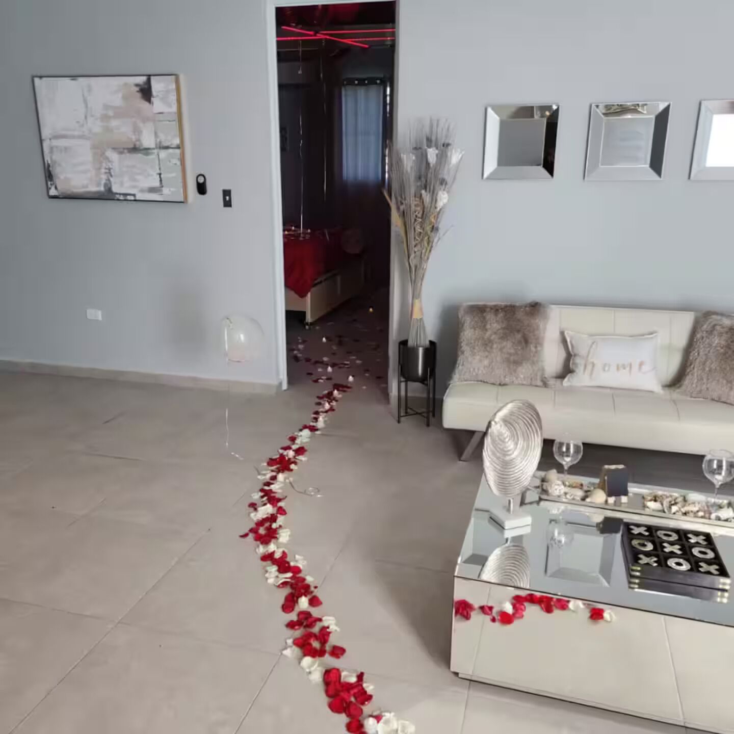 Una sala de estar con un sofá, una mesa de centro y un jarrón decorativo.