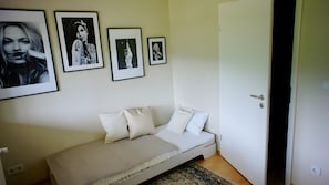 Een strijkplank/strijkijzer, wifi, beddengoed