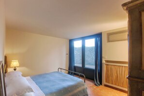 Tabla de planchar con plancha, acceso a internet y ropa de cama