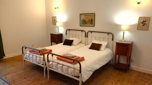 2 室のベッドルーム、アイロン / アイロン台、WiFi、ベッドシーツ