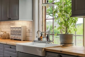 Microwave, oven, dishwasher, coffee/tea maker