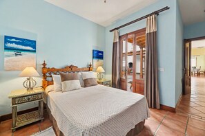 Tabla de planchar con plancha, wifi y ropa de cama 