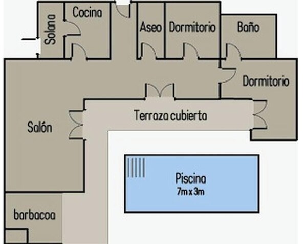 Distribución de un hotel con terraza cubierta, piscina y varias habitaciones, incluyendo un dormitorio.