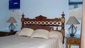 Iron/ironing board, WiFi, bed sheets, wheelchair access