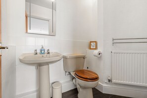 Bathroom - 22 Treverbyn Road - Spacious Home with amazing estuary views (Padstow)