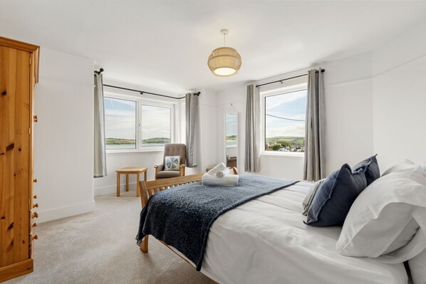 Room - 22 Treverbyn Road - Spacious Home with amazing estuary views (Padstow)