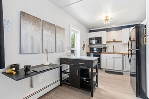 Leilighet, 1 kingsize-seng med sovesofa, hageutsikt (Coastal Comfort) | Eget kjøkken