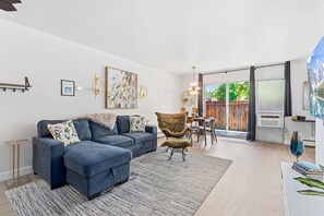 อพาร์ทเมนท์, เตียงคิงไซส์ 1 เตียง และโซฟาเบด, วิวสวน (Coastal Comfort) | บริเวณนั่งเล่น