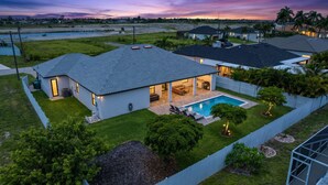 Un quartier résidentiel avec des maisons, une piscine et une cour clôturée.
