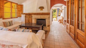 Una habitación acogedora con chimenea, muebles de madera y suelo de baldosas.