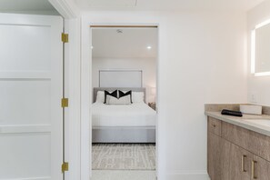 1 bedroom, iron/ironing board, travel crib, free WiFi - Villa Sirena: Boca Waterfront Escape (Boca Raton)