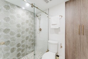 Shower, hair dryer, towels, soap - Villa Sirena: Boca Waterfront Escape (Boca Raton)