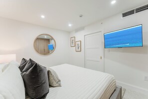 1 quarto, ferros/tábuas de passar roupa, berço de viagem