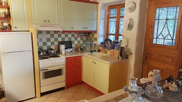 Fridge, oven, stovetop, coffee/tea maker