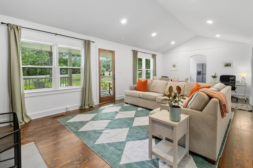 2-bedroom farmhouse in tranquil Rising Fawn w/ Crib & Highchair