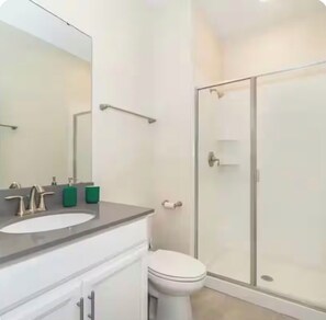 ヘアドライヤー、タオル、トイレットペーパー