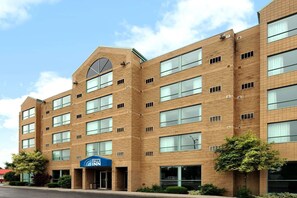 Exterior - Niagara Falls Inn-Near the Falls (Niagara Falls)