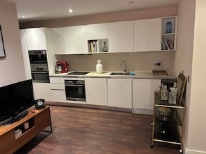 Private kitchen - Bright modern apartment minutes from Tottenham Station direct Victoria line (London)