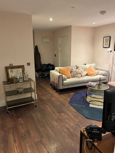 Bright modern apartment minutes from Tottenham Station direct Victoria line