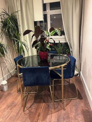 Dining - Bright modern apartment minutes from Tottenham Station direct Victoria line (London)