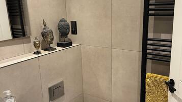 Een haardroger, zeep, toiletpapier