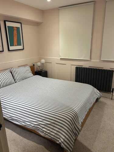 Bright modern apartment minutes from Tottenham Station direct Victoria line