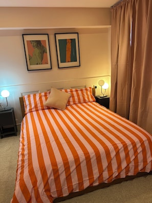 Iron/ironing board, Internet, bed sheets - Bright modern apartment minutes from Tottenham Station direct Victoria line (London)