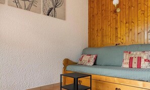TV - 🏡 Comfortable Studio with Balcony – Résidence L’Aiguille Verte, La Clusaz (La Clusaz)