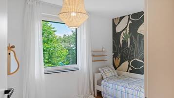 4 bedrooms, iron/ironing board, WiFi, bed sheets