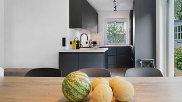 Coffee/tea maker, fridge, microwave, oven