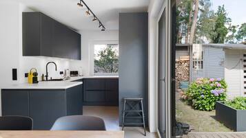 Coffee/tea maker, fridge, microwave, oven