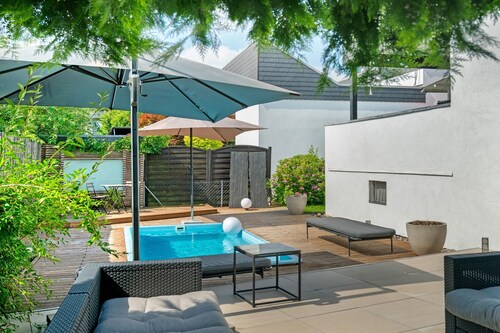Ferienhaus 'Modern House, Pool, Garten' mit privatem Pool, Terrasse & WLAN