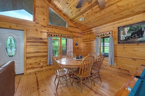 Dining - Escape to Little Sugar Camp, a welcoming three-bedroom retreat in Sevierville th (Sevierville)