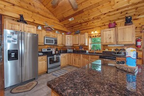Coffee/tea maker, fridge, microwave, oven - Escape to Little Sugar Camp, a welcoming three-bedroom retreat in Sevierville th (Sevierville)