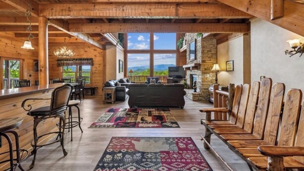 Ein Holzinterieur mit Bar, Sitzgelegenheiten und Kamin.