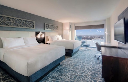 Luxury Elizabeth River View Room