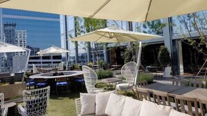 Un espace extérieur aménagé avec des parasols, des chaises et des tables.
