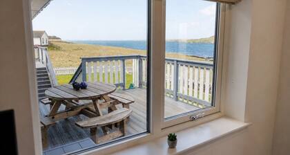 Modern Coastal Stay, Stunning Views, Private Garden
