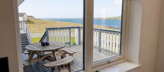 Modern Coastal Stay, Stunning Views, Private Garden
