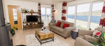 Modern Coastal Stay, Stunning Views, Private Garden